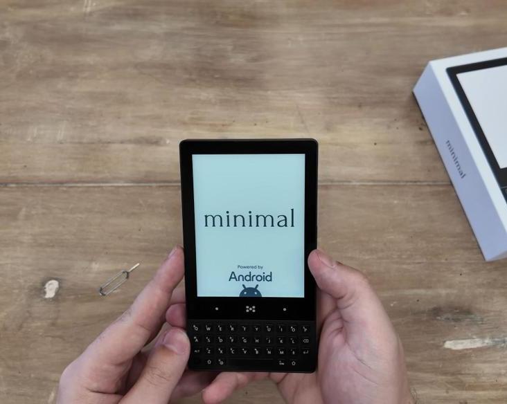 Без игр и медиаконтента: в продажу выпустили Minimal Phone с клавиатурой и монохромным дисплеем E Ink