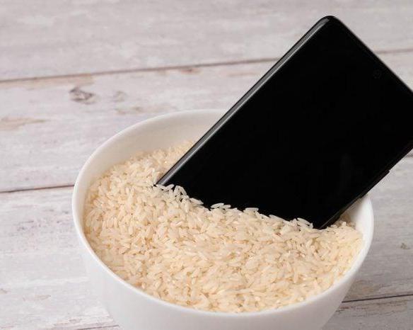 Apple официально не рекомендует сушить мокрый iPhone с помощью риса