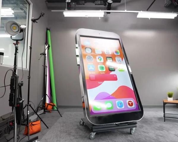 Американцы создали самый большой айфон в мире весом 226 килограмм